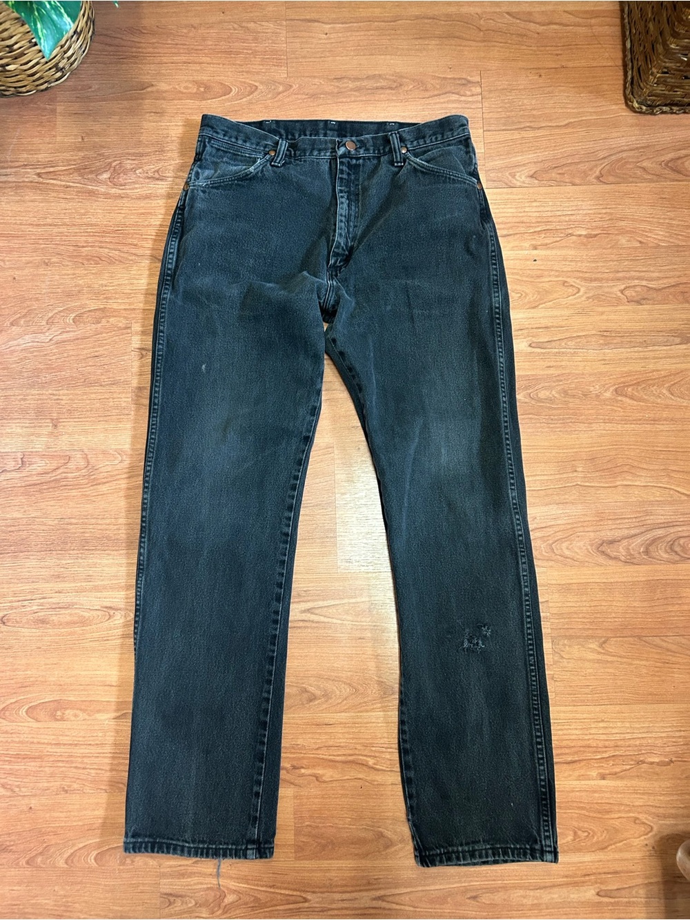 Vintage Wrangler Fading Black Denim Jeans Mens Size 34 x 33 Made In The USA